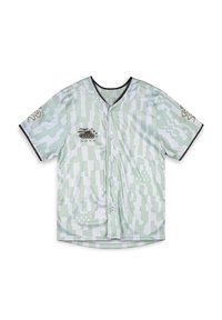 Jersey de malla verde y blanca con un patrón de camuflaje, de manga corta, cierre de botones y cuello negro. Presenta bordado con diseño de tanque.