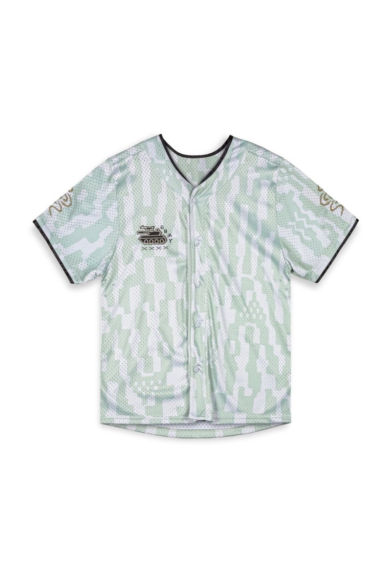 Jersey de malla verde y blanca con un patrón de camuflaje, de manga corta, cierre de botones y cuello negro. Presenta bordado con diseño de tanque.