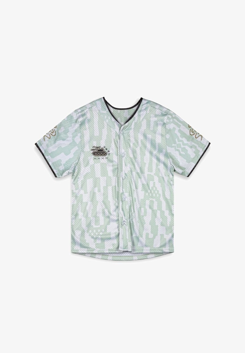 Grünes und weißes Mesh-Trikot mit Camouflage-Muster, kurzen Ärmeln, Knopfverschluss und einem schwarzen Halsauschnitt. Enthält eine Stickerei im Tanktop-Design.