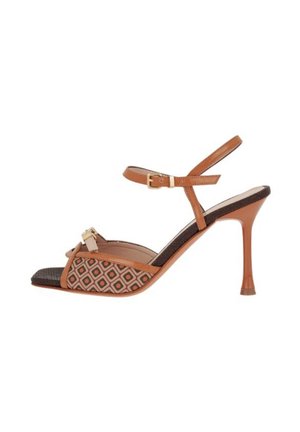 Sandalo marrone con tacco alto, pannelli laterali con motivo geometrico, cinturino alla caviglia, punta aperta e dettaglio fibbia dorata sulla fasciatura frontale.