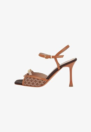 Sandalo marrone con tacco alto, pannelli laterali con motivo geometrico, cinturino alla caviglia, punta aperta e dettaglio fibbia dorata sulla fasciatura frontale.