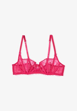 Reggiseno in pizzo rosa con un design strutturato, cuciture verticali, bordi ondulati e spalline regolabili. Include una piccola chiusura frontale.
