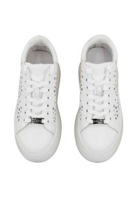 Sneakers bianchi con lati perforati e chiusura con lacci. Suola in gomma testurizzata e dettaglio in metallo sulla linguetta. Materiale in pelle liscia.