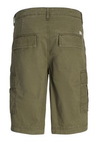 Shorts cargo vert olive avec deux poches à rabat à l'arrière et des poches cargo latérales, fabriqués en tissu robuste avec des coutures visibles.