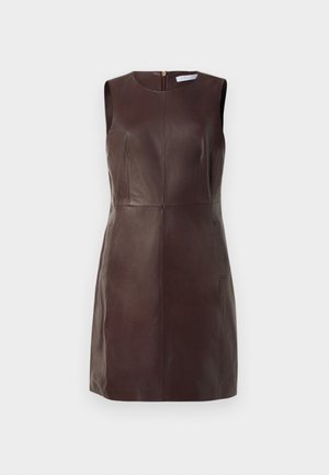 Robe mini sans manches en cuir marron foncé avec col rond, détails de coutures et fermeture éclair dans le dos.