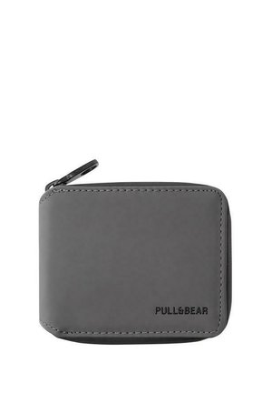 Portefeuille zippé rectangulaire gris avec des bords arrondis, une couture visible et le logo "PULL&BEAR" embossé dans le coin inférieur droit.