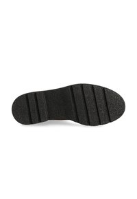Suela de zapato de goma negra con textura antideslizante, que presenta ranuras horizontales y bordes redondeados para mejorar el agarre y la estabilidad.