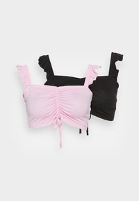 Dois tops cropped em rosa e preto, com alças franzidas, frente pregueada com cordão e textura de tecido suave.