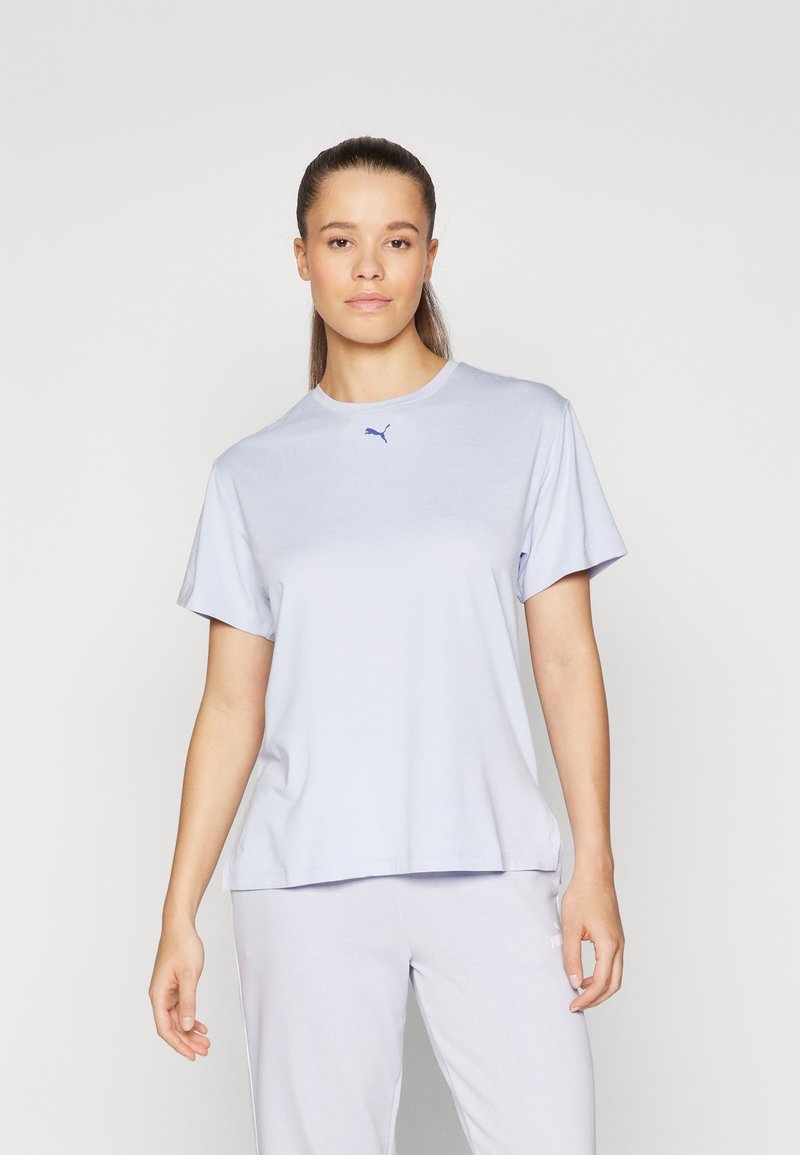 Ljuslila t-shirt med kort ärm, tillverkad av mjukt och slätt tyg, med rundhals och en liten mörkblå Puma-logotyp broderad på bröstet.