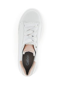 Weiße Ledersneaker mit runder Zehenpartie, strukturierten weißen Schnürsenkeln und einem zarten rosa Akzent an der Zunge. Die Einlegesohle zeigt das Logo.