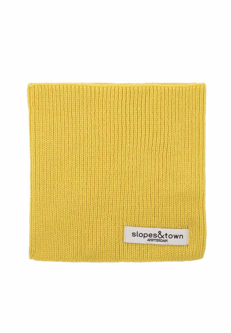 Scaldacollo giallo lavorato a maglia con texture a coste. Presenta un'etichetta in basso che recita "slopes&town AMSTERDAM."