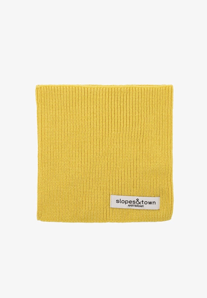 Scaldacollo giallo lavorato a maglia con texture a coste. Presenta un'etichetta in basso che recita "slopes&town AMSTERDAM."