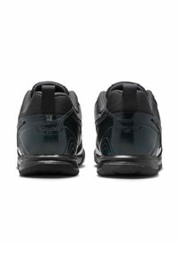 Czarne buty sportowe z eleganckim designem, górą z siateczkowego materiału, błyszczącymi akcentami i teksturowaną podeszwą. Dwie pętle do łatwego zakładania.