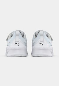 Weiße Sportschuhe mit einem strukturierten Textilobermaterial, gepolstertem Kragen und schwarzen Logoakzenten. Verfügt über eine weiche, flexible Sohle und eine Fersenschlaufe.