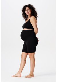 Zwarte geribbelde zwangerschaps crop top en bijpassende shorts, rekbare stof, aansluitend design, met een gladde textuur en brede tailleband.
