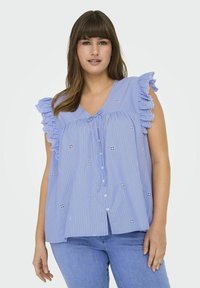 Blusa a righe blu con maniche a volant, caratterizzata da ricami floreali e chiusura con bottoni. Realizzata in tessuto leggero, dal taglio morbido.