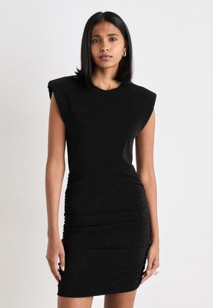 Schwarzes, figurbetontes Kleid mit Schulterpolstern, strukturiertem Stoff und Raffungdetails an den Seiten. Kurze Ärmel und knielanger Schnitt.