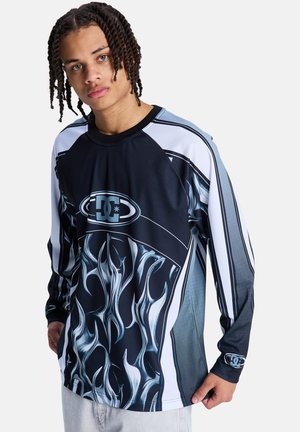 Langarmshirt met grafische print, voorzien van een zwarte basis met blauwe vlammenpatronen en witte accenten, gemaakt van ademend materiaal, met een ronde halslijn.