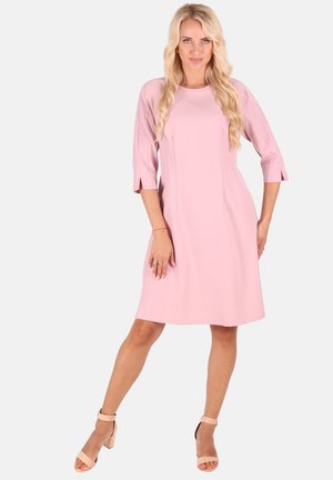 Rosa Kurzarmkleid mit geradem Schnitt und seitlichen Schlitzen. Merkmale strukturierte Akzente an den Ärmeln und einen glatten Stofffinish.