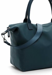 Tamsiai mėlyna rankinė su dviem rankenomis, nuimamu petnešos dirželiu ir viršutiniu užtrauktuku.