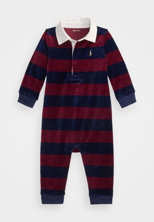 Pruhovaný overal vyrobený z mäkkej látky, s bordo a námorníckymi horizontálnymi pruhmi, dlhými rukávmi, bielym golierom a predným zapínaním.