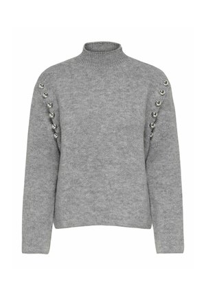 Grå strikket sweater med høj hals og sølvfarvede knapdetaljer, der går diagonalt fra skuldrene til under armene på begge ærmer.