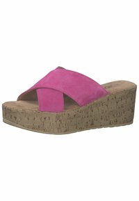 Sandali con tacco a cuneo in suede rosa, con cinturini incrociati sulla parte superiore, suola intermedia in sughero e suola esterna in gomma texturizzata. Design con punta aperta e piattaforma di 5 cm.