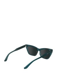 Occhiali da sole cat-eye color verde acqua con lenti scure. Montatura in plastica lucida, astine sottili con un motivo testurizzato vicino alla cerniera per una migliore aderenza.