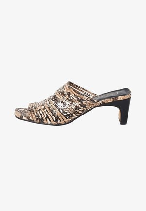 Sandalia mule de mujer con estampado de piel de serpiente en tonos beige y negro, punta abierta, tiras entrelazadas y tacón negro de altura media.