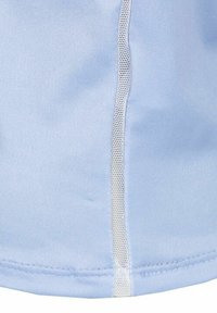 Tessuto azzurro chiaro con una superficie liscia e un dettaglio in rete bianca lungo la cucitura. Cuciture visibili ai bordi. Morbido al tatto.