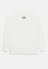 Hvit hettegenser med lange ermer, ribbestrikkede mansjetter og krage. Myk tekstur, minimalistisk design, med en liten label på midten bak.