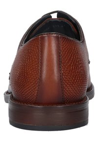 Bruine leren schoenen met een gestructureerd slangenhuidpatroon, ronde neus en een gladde achterkant, met een lage, duurzame zool.