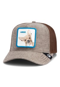 Gorra trucker marrón y gris con textura de espiga; presenta un parche enmarcado en azul con una ilustración de un Chihuahua y el texto "AMIGO."