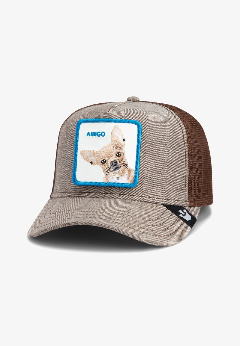 Gorra trucker marrón y gris con textura de espiga; presenta un parche enmarcado en azul con una ilustración de un Chihuahua y el texto "AMIGO."