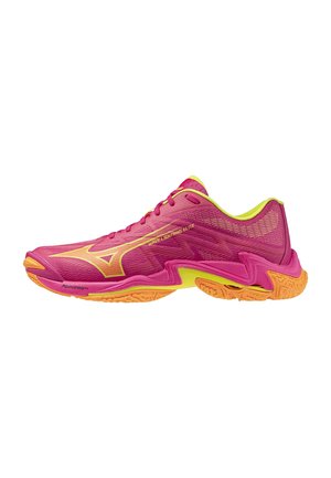 Hellrosa und orangefarbener Sportschuh mit gelbem Innenfutter, Mizuno-Logo und dem Schriftzug „Wave Lightning Elite“ an der Seite.