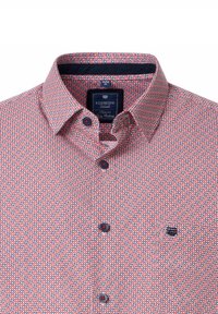 Korte mouw shirt met een rood-wit geometrisch patroon, blauwe knopen en een marineblauwe kraagvoering, met een logo label op de borstzak.