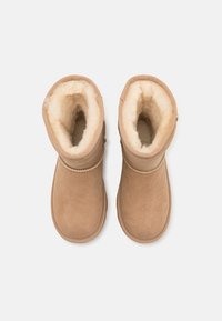 UGG CLASSIC II UNISEX - Klassikalised poolsaapad - sand
