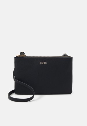 Zwarte, gestructureerde leren crossbody tas met een gouden rits en het "LIU JO" logo, voorzien van een verstelbare schouderband tegen een effen achtergrond.