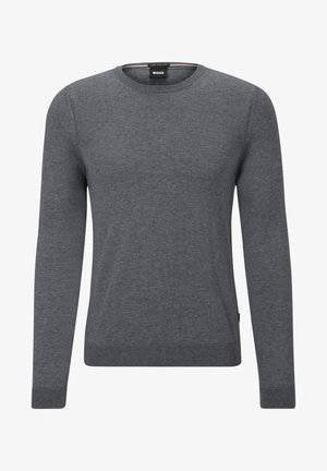 Šedý svetr s kruhovým výstřihem vyrobený z měkké pleteniny. Má dlouhé rukávy, ribované manžety a spodní lem a malou značkovou visačku na boku.