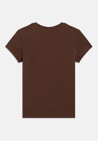 Hnědé tričko s krátkým rukávem a kulatým výstřihem. Hladký bavlněný materiál, klasický střih, bez vzorů či ozdob. Jednoduchý a funkční design.