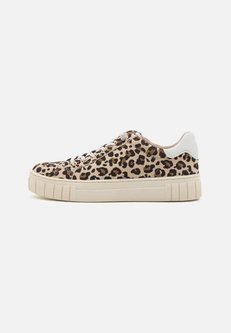 Sneaker con stampa leopardata con tomaia in suede texturizzato, dettagli in pelle bianca, design con lacci e suola in gomma chunky di colore crema.