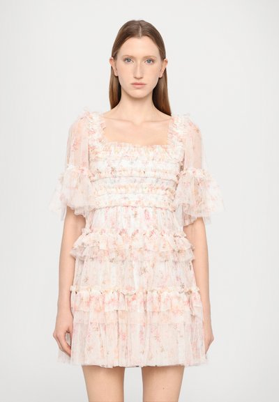Bloemenprint jurk met een vierkante halslijn, gelaagde ruffles, doorschijnende stof en korte mouwen met geplooide details in lichte roze tinten.
