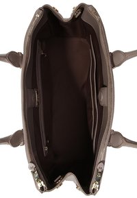 Bolso de mano de cuero gris con dobles asas, cierre de cremallera y bolsillos interiores. Exterior liso con un forro de tela suave y accesorios en tono dorado.