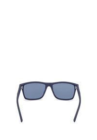 Tummansininen suorakulmainen aurinkolasit, joissa on harmaat linssit, muovikehys ja metalliset yksityiskohdat sivuilla. Kapeat varret, joissa on lievä kaarevuus.