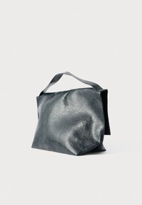 Sac en cuir synthétique gris foncé texturé avec une forme structurée et une anse unique, présentant un design légèrement affaissé.