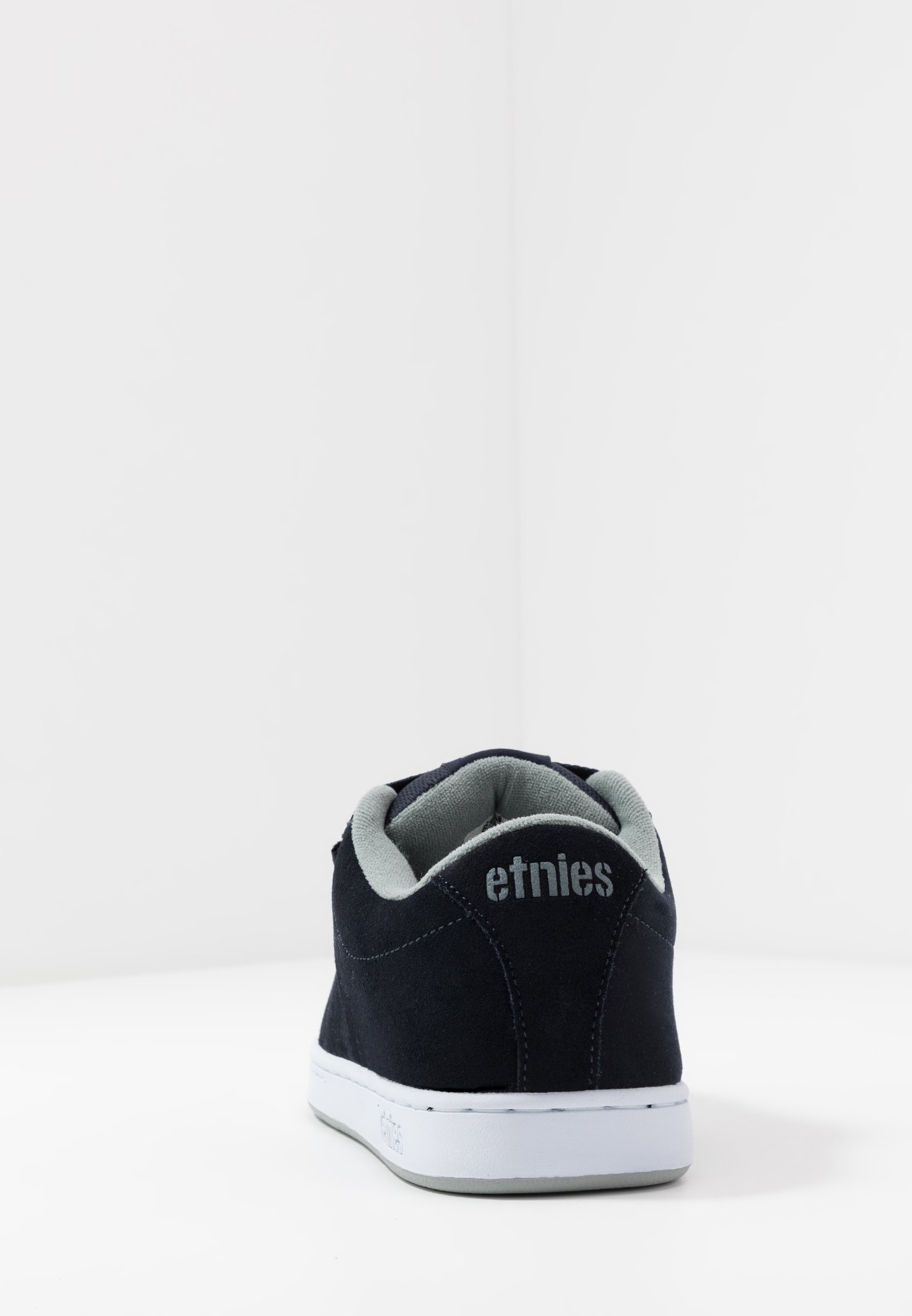 etnies kingpin navy