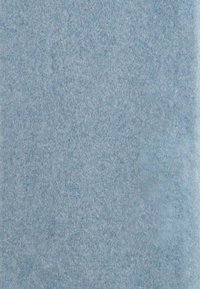 Tissu bleu clair avec une surface douce et texturée. Présente un motif chiné subtil, tissé uniformément avec une finition lisse et légèrement extensible.