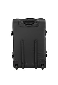 Valigia nera con ruote, design a guscio rigido, finitura texture, manico superiore e angoli rinforzati. Nota per le sue linee eleganti e la durabilità.