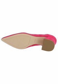 Scarpa con tacco alto in suede rosa, punta affusolata, superficie liscia e tacco impilato con scanalature. La suola è di un colore marrone chiaro con una minima scolpitura.