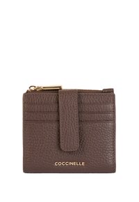 Brązowy skórzany portfel o fakturze skóry naturalnej, z z�łotym logo, zatrzaskiem i wieloma miejscami na karty. Kompaktowy prostokątny design.